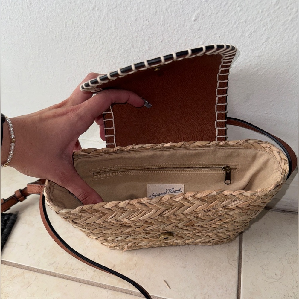 Universal Thread Purse - Picture 2 of 3
